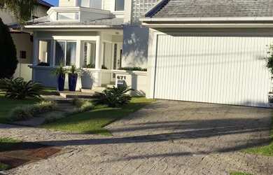 Imagem: A casa possui 4 Dormitórios, 4 Banheiros, 2 Vagas na garagem