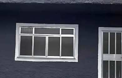 Imagem: A casa possui 2 Dormitórios, 1 Banheiro, 1 Vaga na garagem