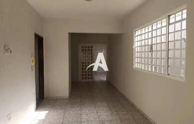 Imagem: A casa possui 3 Dormitórios, 2 Banheiros, 3 Vagas na garagem