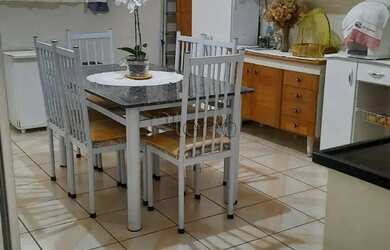 Imagem: A casa possui 2 Dormitórios, 1 Banheiro, 4 Vagas na garagem