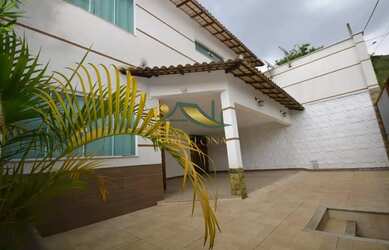 Imagem: A casa possui 4 Dormitórios, 2 Banheiros, 4 Vagas na garagem