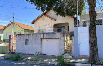 Imagem: A casa possui 3 Dormitórios, 2 Banheiros, 2 Vagas na garagem