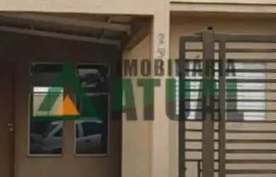 Imagem: A casa possui 3 Dormitórios, 1 Banheiro, 1 Vaga na garagem