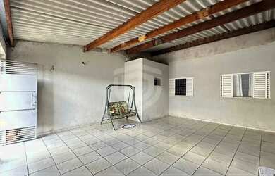 Imagem: A casa possui 3 Dormitórios, 2 Banheiros, 3 Vagas na garagem