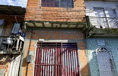 Imagem: A casa possui 2 Dormitórios e 1 Banheiro e está localizado