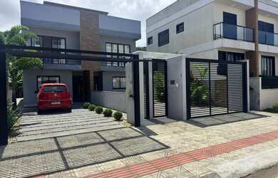 Imagem: A casa possui 3 Dormitórios, Acomodam 6 pessoas, 3 Vagas na