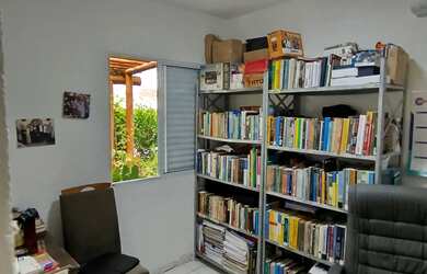 Imagem: A casa em condomínio possui 3 Dormitórios, 1 Banheiro, 2 Vagas