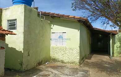 Imagem: A casa possui 2 Dormitórios, 1 Banheiro, 1 Vaga na garagem