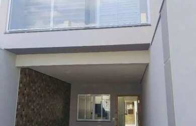 Imagem: A casa possui 3 Dormitórios, 3 Banheiros, 2 Vagas na garagem