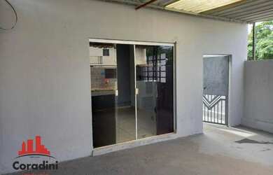 Imagem: A casa possui 2 Dormitórios, 2 Banheiros, 2 Vagas na garagem