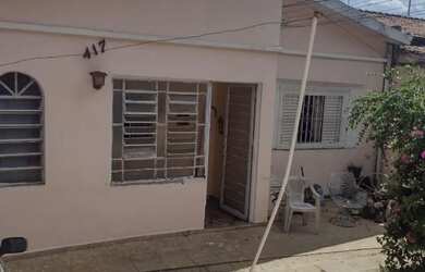 Imagem: A casa possui 2 Dormitórios, 1 Banheiro, 2 Vagas na garagem