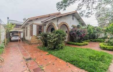 Imagem: A casa possui 4 Dormitórios, 2 Banheiros, 5 Vagas na garagem