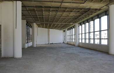 Imagem: O depósito possui 2 Vagas na garagem e 330m² de Área e está