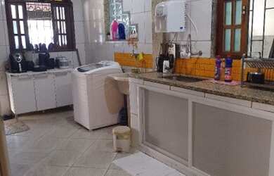 Imagem: A casa possui 2 Dormitórios, 1 Banheiro, 3 Vagas na garagem