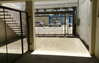 Imagem: O depósito possui 5 Vagas na garagem, 250m² de Área e está