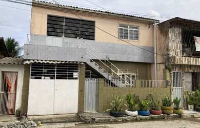 Imagem: A casa possui 3 Dormitórios, 2 Banheiros, 1 Vaga na garagem