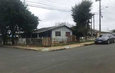 Imagem: A casa possui 3 Dormitórios, 1 Banheiro, 2 Vagas na garagem