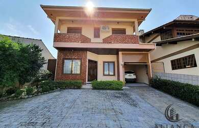 Imagem: A casa possui 4 Dormitórios, 3 Banheiros, 2 Vagas na garagem