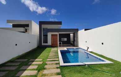 Imagem: A casa possui 3 Dormitórios, 2 Banheiros, 2 Vagas na garagem