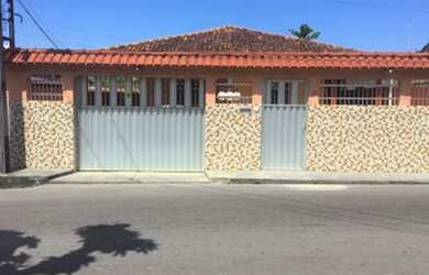 Imagem: A casa possui 5 Dormitórios, 4 Banheiros e 3 Vagas na garagem