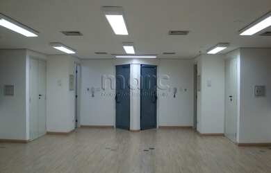 Imagem: O depósito possui 4 Vagas na garagem e 128m² de Área e está