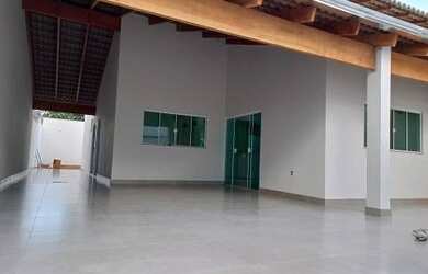 Imagem: A casa possui 3 Dormitórios, 2 Banheiros, 3 Vagas na garagem