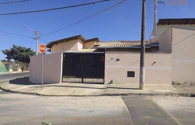 Imagem: A casa possui 2 Dormitórios, 1 Banheiro, 3 Vagas na garagem