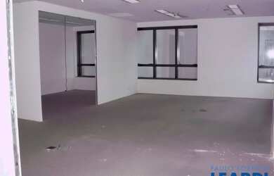 Imagem: O depósito possui 2 Vagas na garagem, 88m² de Área e está