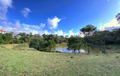 Imagem: O terreno possui 427m² de Área e está localizado em Gramado