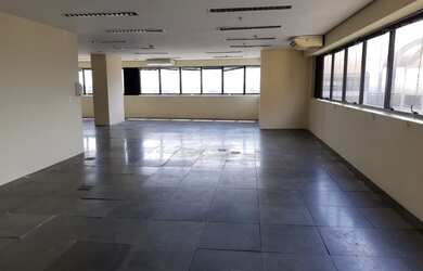 Imagem: O depósito possui 3 Vagas na garagem, 260m² de Área e está