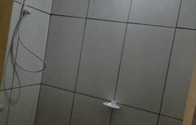 Imagem: A casa possui 1 Dormitório, 1 Banheiro, 1 Vaga na garagem