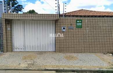 Imagem: A casa possui 4 Dormitórios, 4 Banheiros, 5 Vagas na garagem