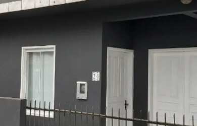 Imagem: A casa possui 4 Dormitórios, 2 Banheiros, 1 Vaga na garagem