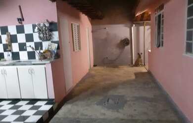 Imagem: A casa possui 2 Dormitórios, 2 Banheiros, 3 Vagas na garagem