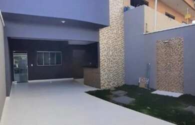 Imagem: A casa possui 3 Dormitórios, 2 Banheiros, 1 Vaga na garagem