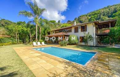 Imagem: A casa em condomínio possui 5 Dormitórios, 5 Banheiros, 4