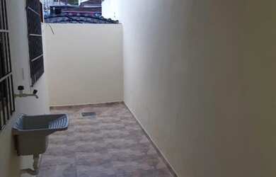 Imagem: A casa possui 2 Dormitórios, 2 Banheiros, 2 Vagas na garagem