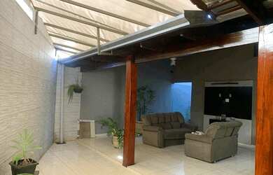 Imagem: A casa possui 4 Dormitórios, 2 Banheiros, 3 Vagas na garagem