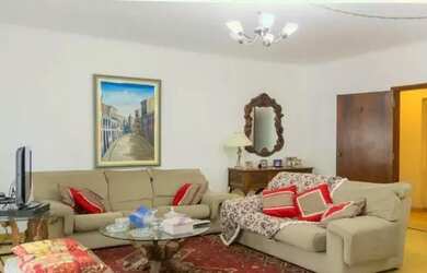 Imagem: A casa possui 4 Dormitórios, 5 Banheiros, 5 Vagas na garagem