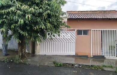 Imagem: A casa possui 2 Dormitórios, 1 Banheiro, 1 Vaga na garagem