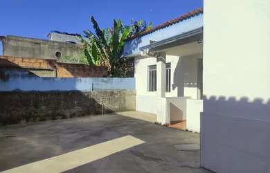 Imagem: A casa possui 2 Dormitórios, 1 Banheiro, 2 Vagas na garagem