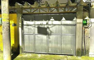 Imagem: A casa possui 1 Dormitório, 1 Banheiro e 2 Vagas na garagem