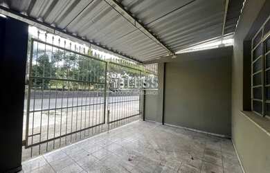 Imagem: A casa possui 1 Dormitório, 1 Banheiro, 1 Vaga na garagem