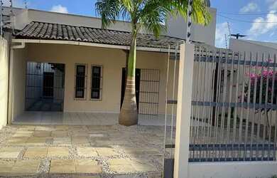 Imagem: A casa possui 3 Dormitórios, 2 Banheiros, 2 Vagas na garagem