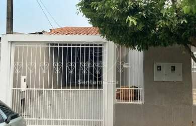 Imagem: A casa possui 2 Dormitórios, 1 Banheiro, 2 Vagas na garagem