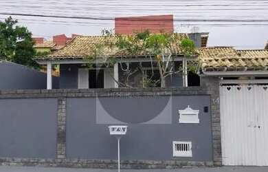 Imagem: A casa possui 4 Dormitórios, 3 Banheiros, 3 Vagas na garagem