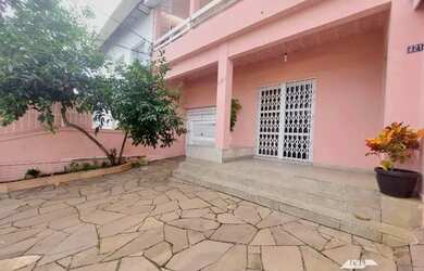 Imagem: A casa possui 3 Dormitórios, 2 Banheiros e 180m² de Área