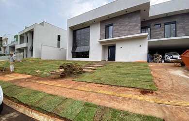 Imagem: A casa em condomínio possui 4 Dormitórios, 5 Banheiros, 4