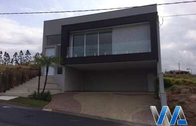 Imagem: A casa em condomínio possui 3 Dormitórios, 1 Banheiro, 3 Vagas