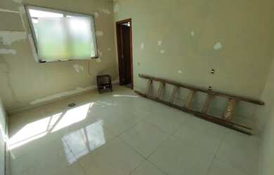 Imagem: A casa possui 4 Dormitórios, 5 Banheiros, 2 Vagas na garagem